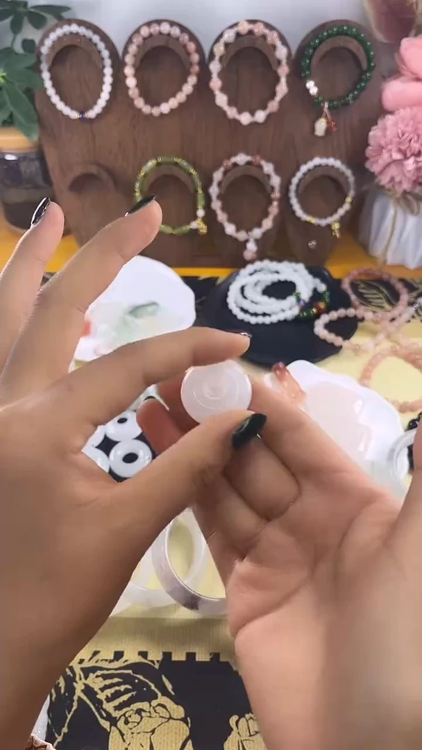 颈饰未镶嵌石英质玉平安扣