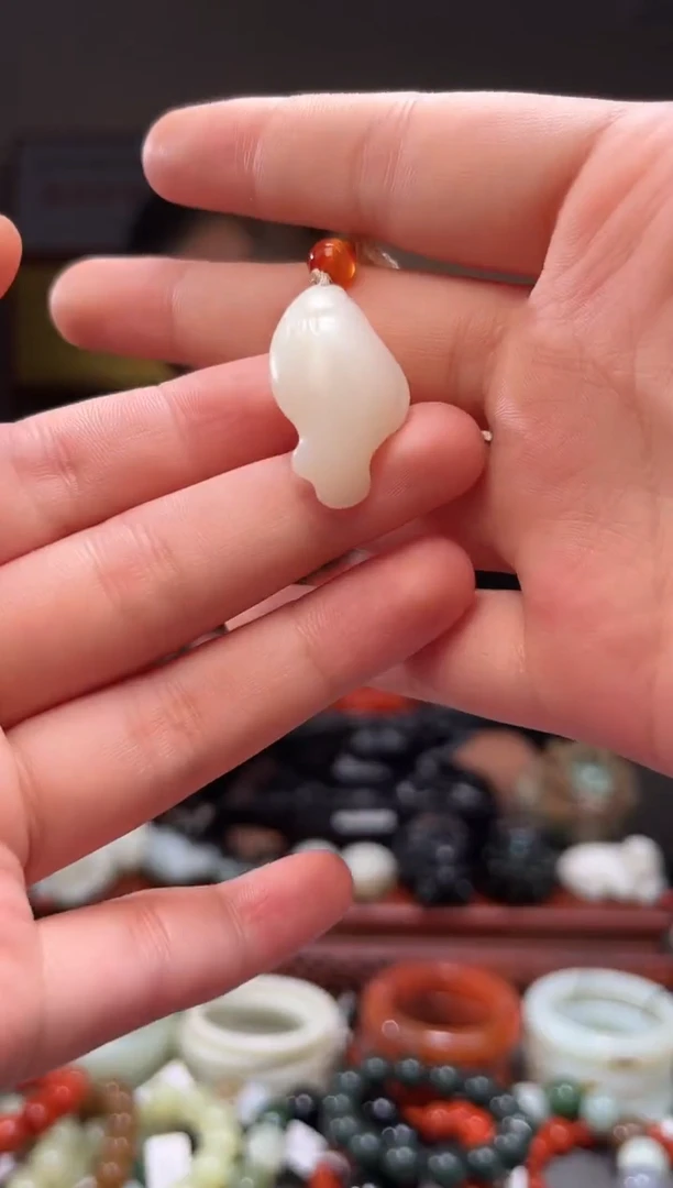 颈饰未镶嵌和田玉吊坠