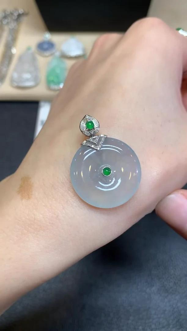 【闪购商品】翡翠颈饰18K金镶嵌平安扣【无服务费】