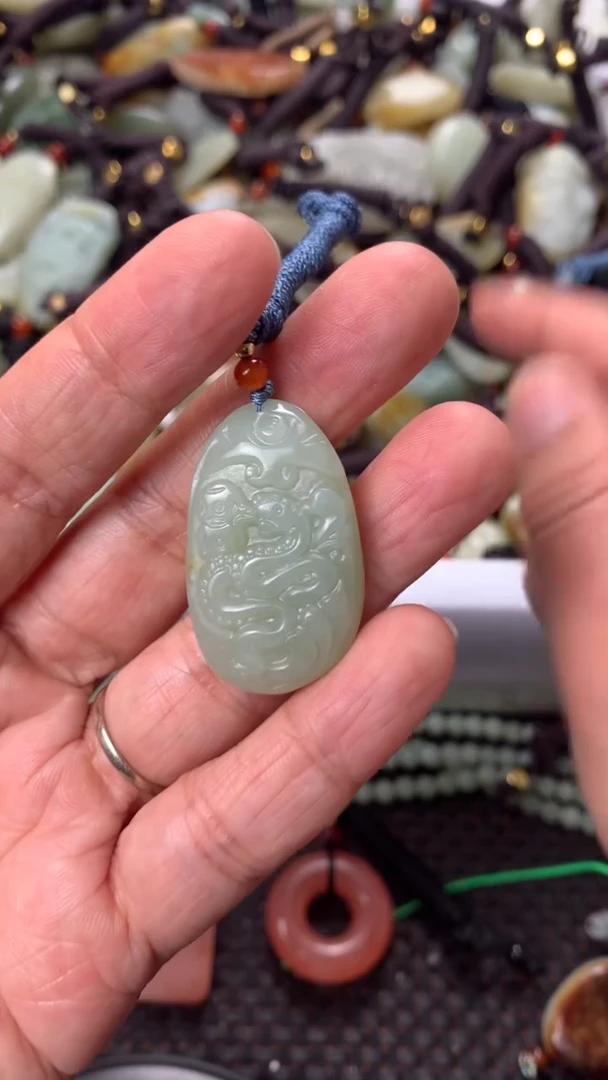 【闪购商品】和田玉颈饰未镶嵌多样性发货没有证书，拍一发一.有瑕