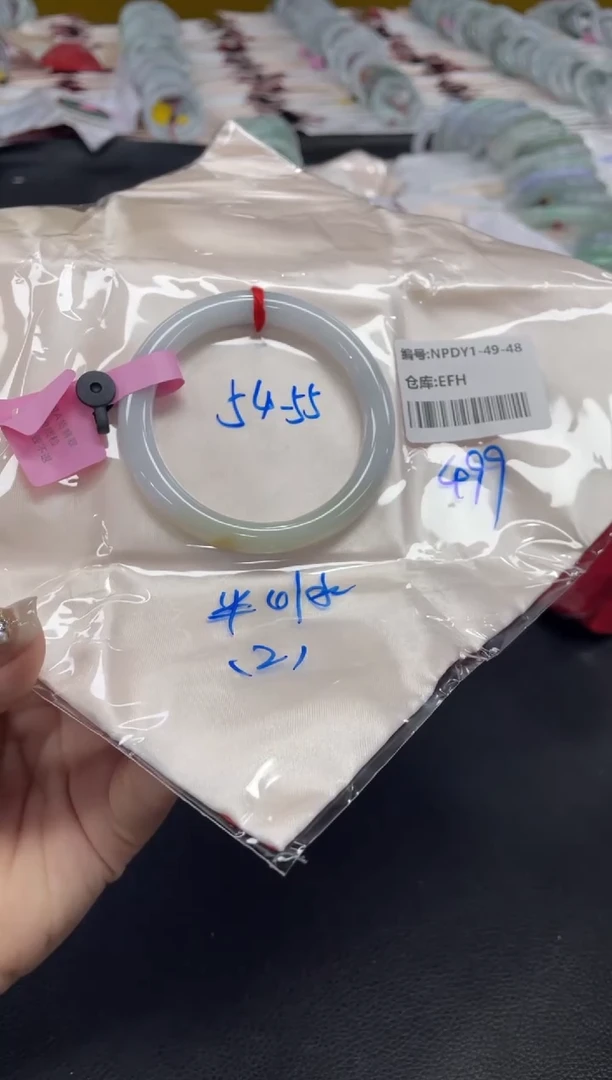 翡翠手镯未镶嵌翡翠手镯