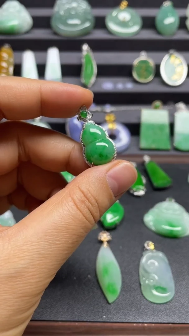 颈饰18K金镶嵌翡翠葫芦