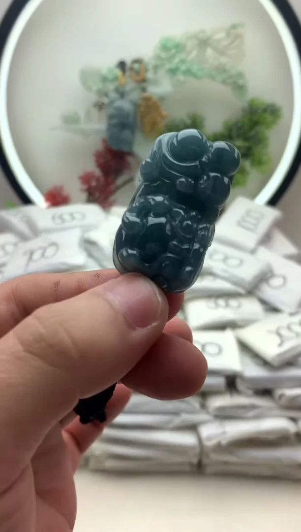 颈饰未镶嵌翡翠貔貅有瑕疵