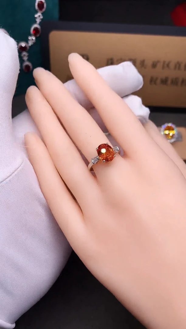 银S925镶嵌戒指石榴石（芬达石）....