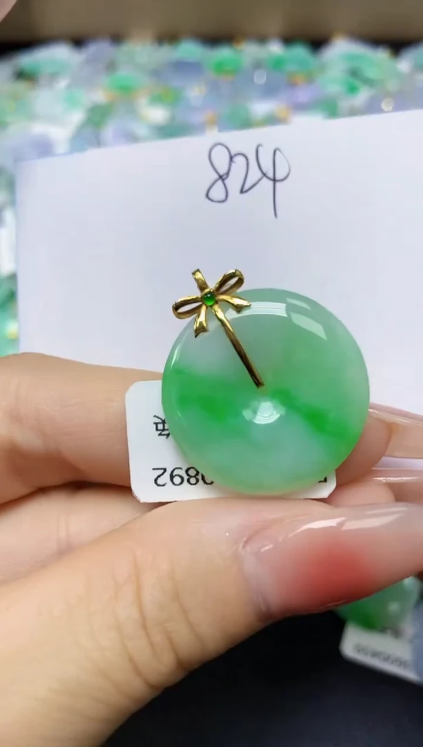 翡翠18K金镶嵌颈饰 天然缅甸翡翠A货