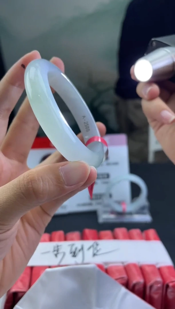 翡翠手镯未镶嵌2