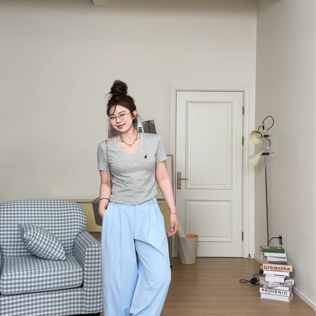 晶咕【小马出击】短款时尚设计师薄款小马图案V领纯白短袖T