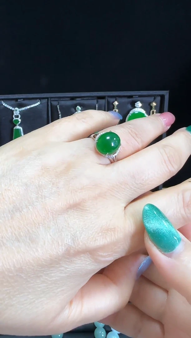 18K金镶嵌戒指翡翠翡翠A货