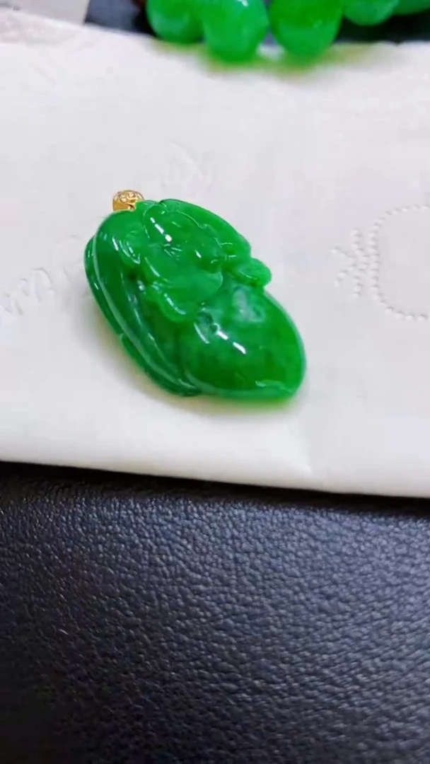 颈饰18K金镶嵌翡翠吊坠