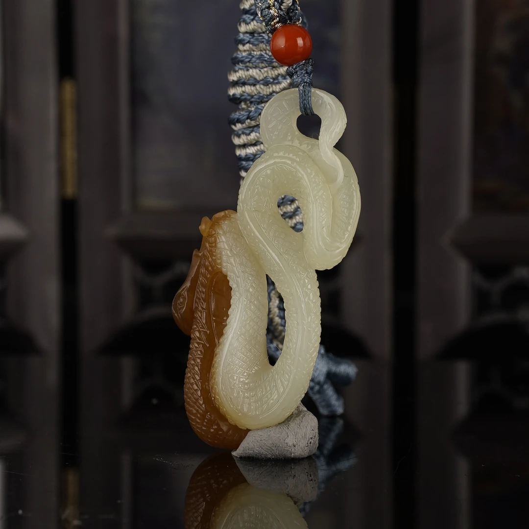 XW11633二十世纪和田玉蛇挂坠