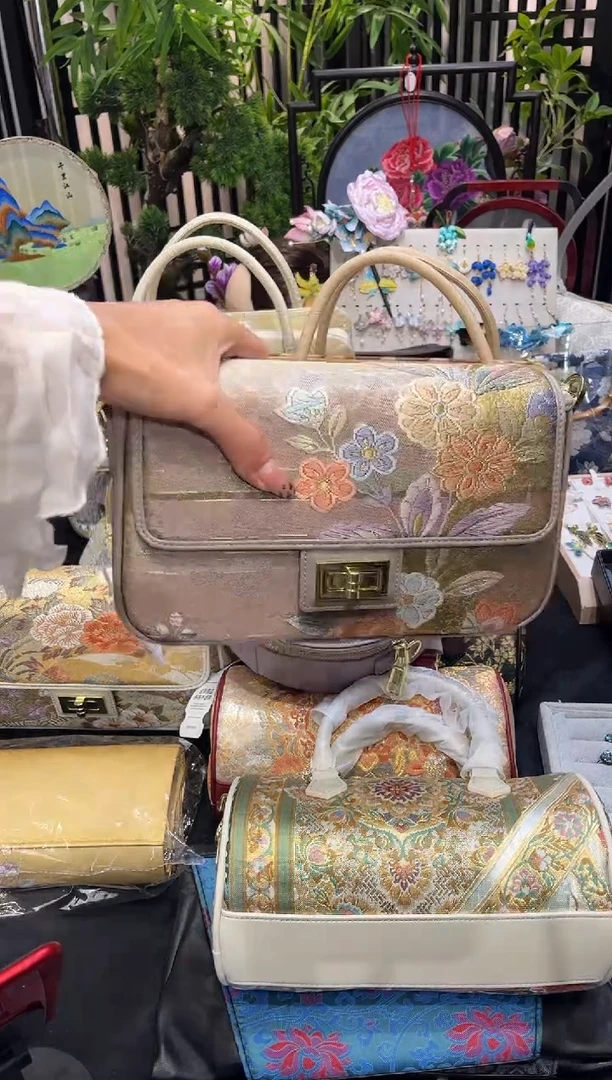 织绣哈*哈非遗苏绣手工饰品
