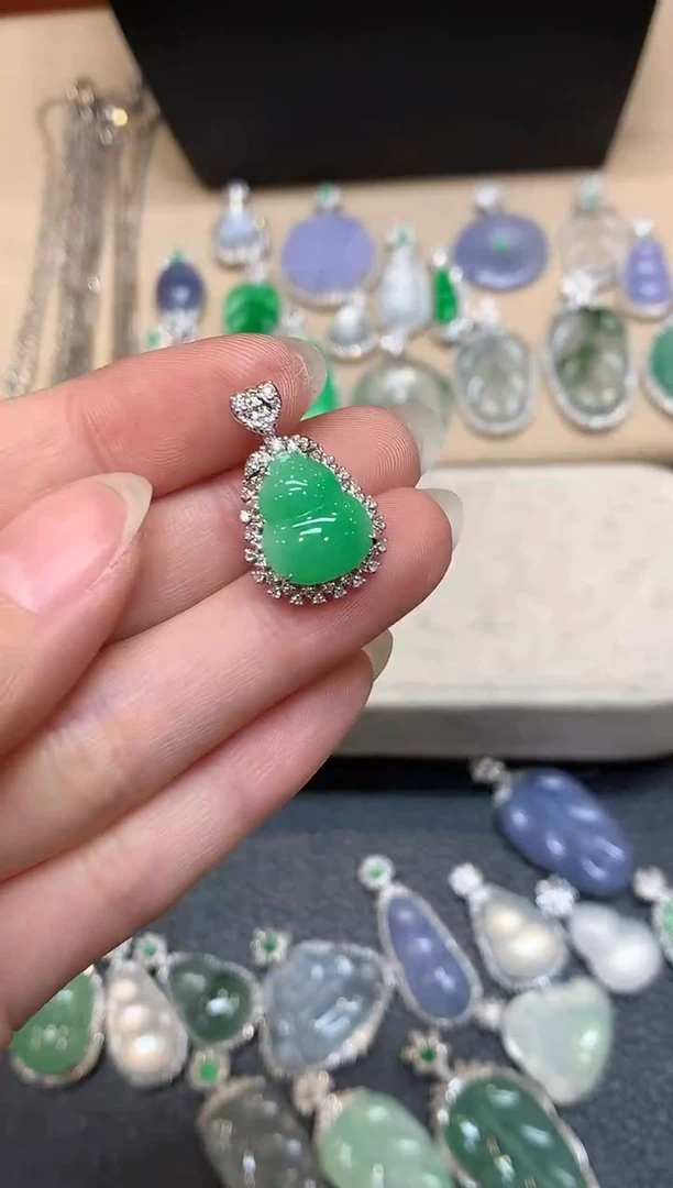 颈饰18K金镶嵌翡翠葫芦【无服务费