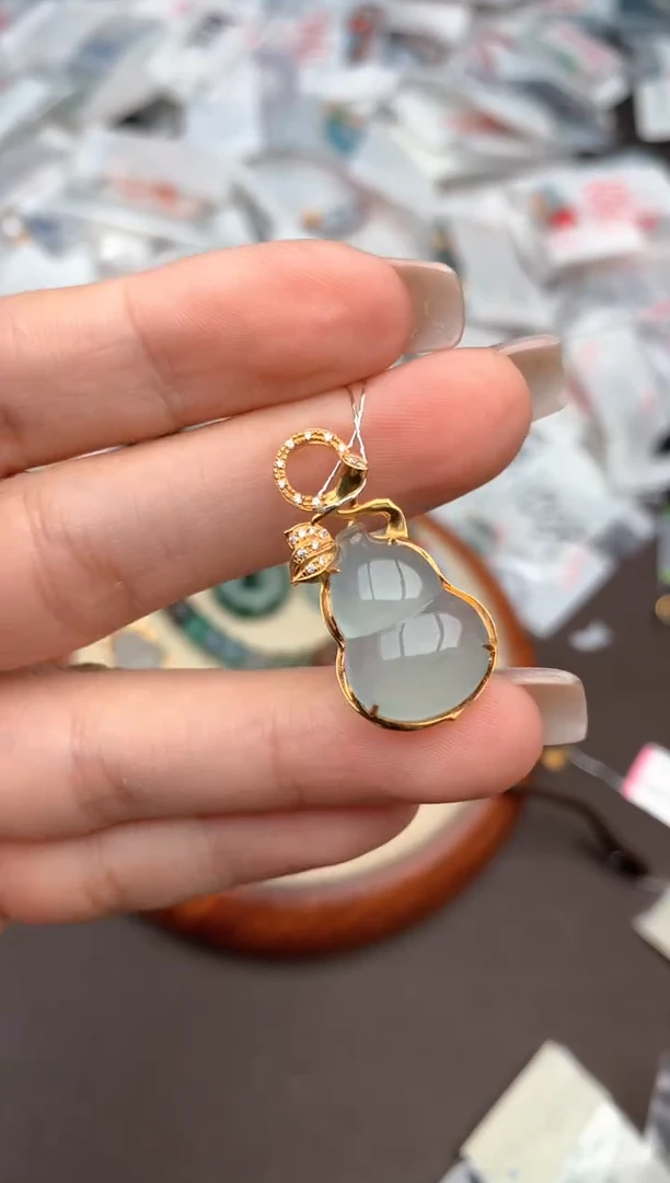 18K金镶嵌挂件翡翠—