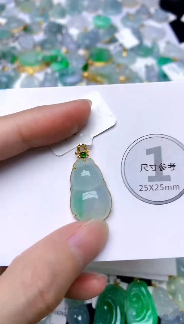 颈饰18K金镶嵌翡翠天然A货翡翠