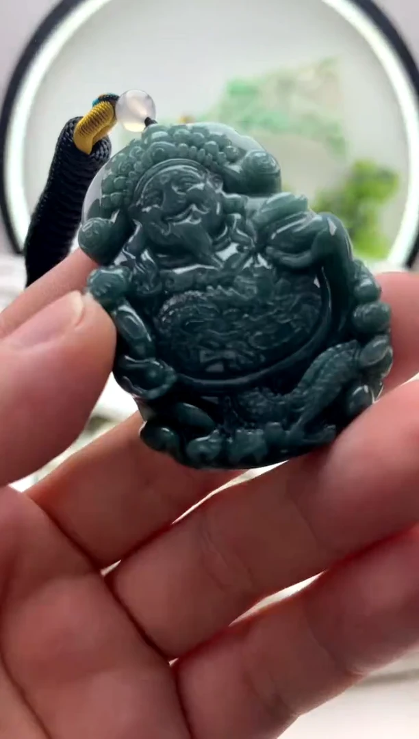 翡翠未镶嵌颈饰财神