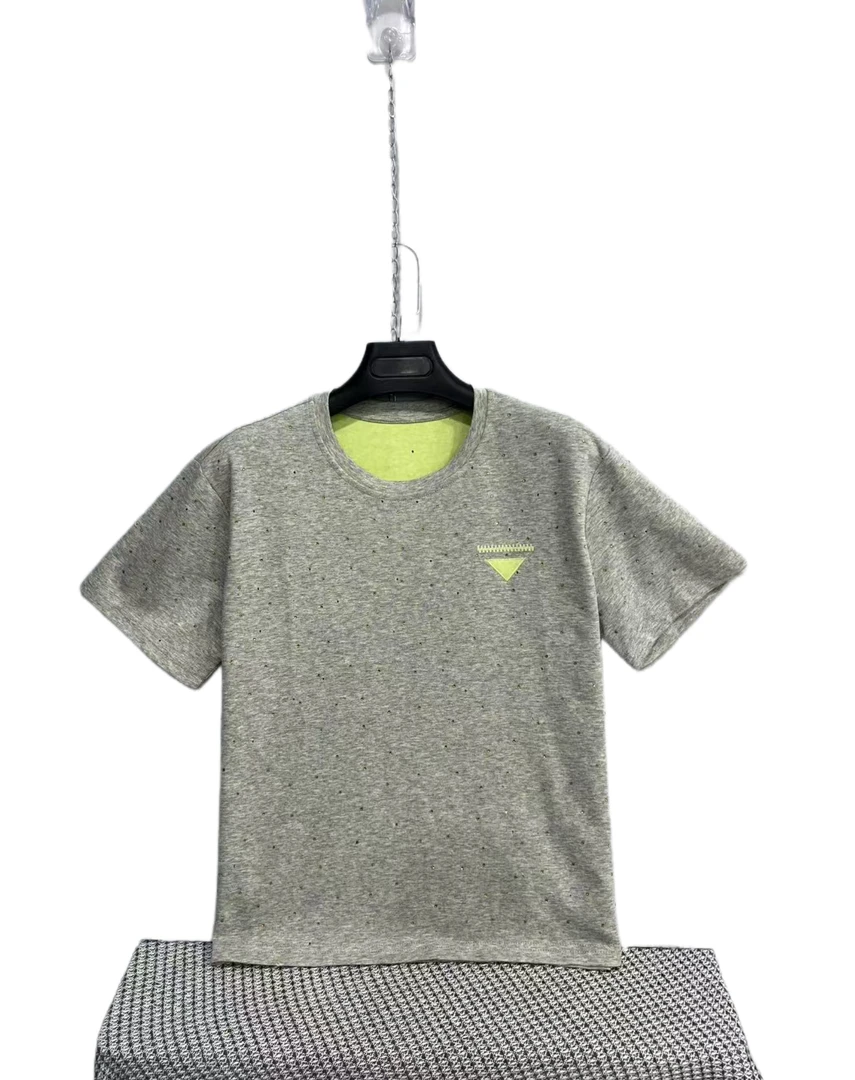 2665  破洞装饰  烫珠  三角标  时尚  休闲  设计感  T恤