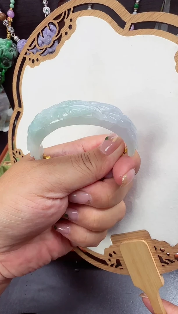 翡翠未镶嵌颈饰拍照