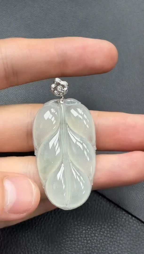 颈饰18K金镶嵌翡翠叶子