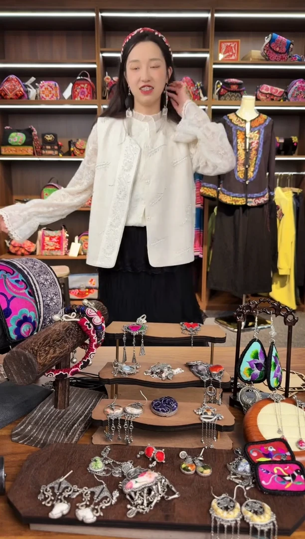 【闪购商品】织绣A42蒙阿苏苗绣传承