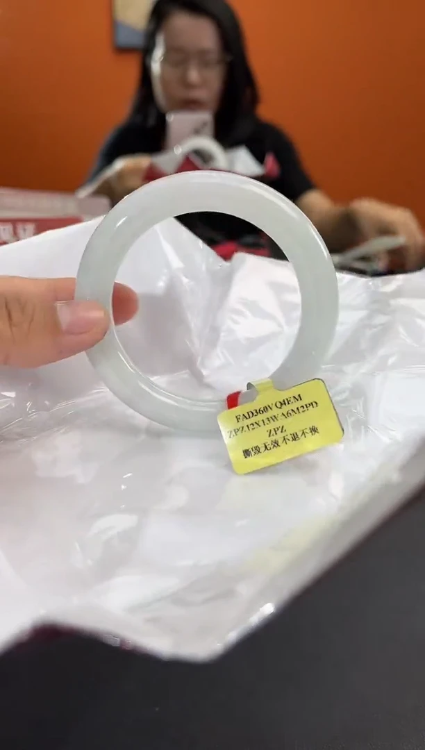 翡翠手镯未镶嵌翡翠手镯