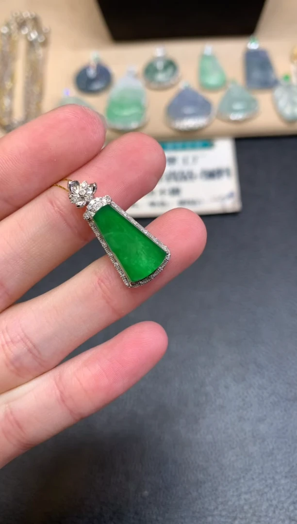 【闪购商品】翡翠颈饰18K金镶嵌无事牌【无服务费】