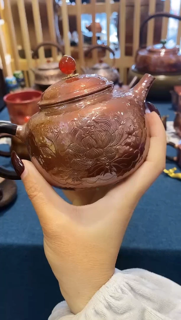 红色浮雕荷花泡茶壶