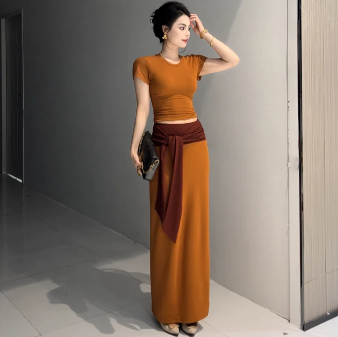 早春时尚套装撞色拼接腰头系带时髦半身裙纯色打底小上衣两件套