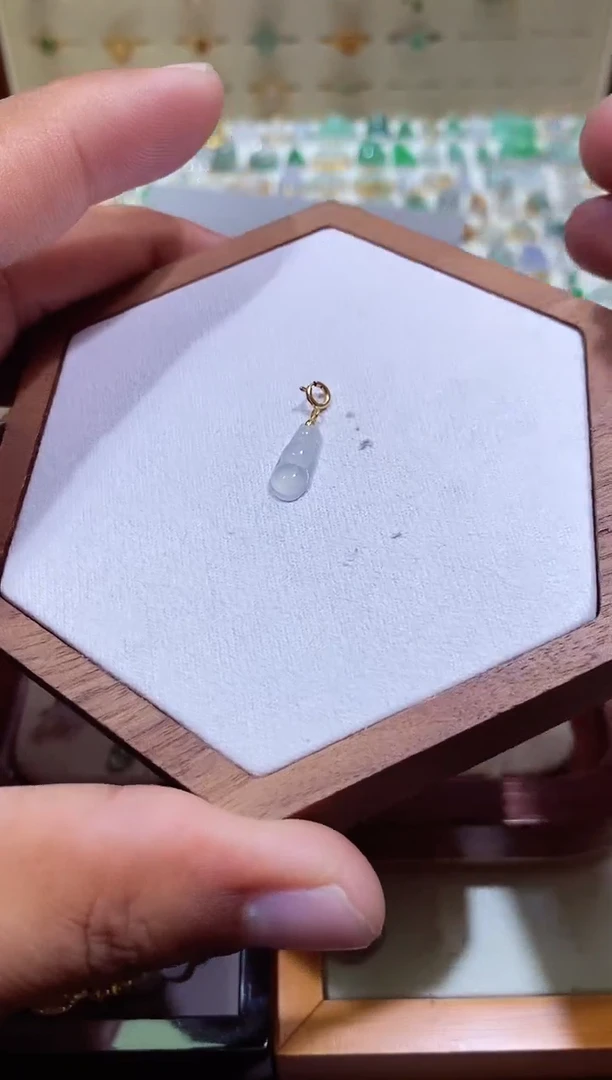 颈饰18K金镶嵌翡翠11111