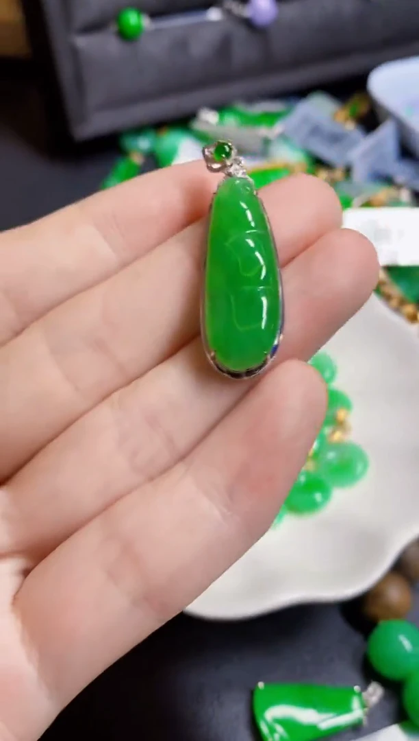 颈饰18K金镶嵌翡翠豆