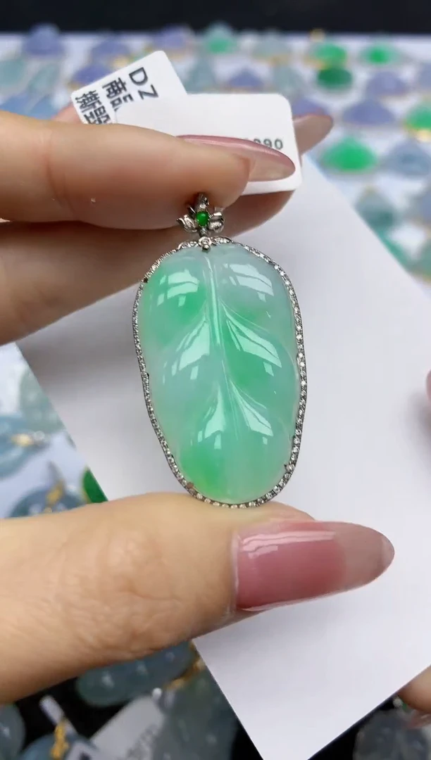 【闪购商品】翡翠挂件18K金镶嵌天然翡翠A货