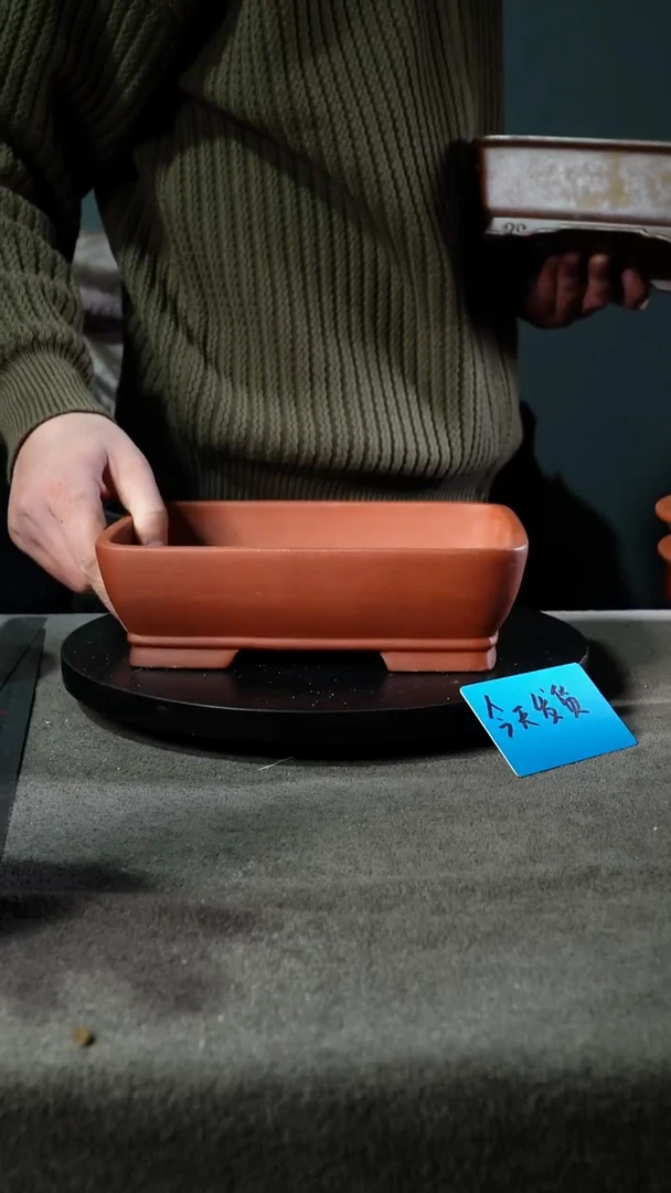 A宜兴紫砂小花盆