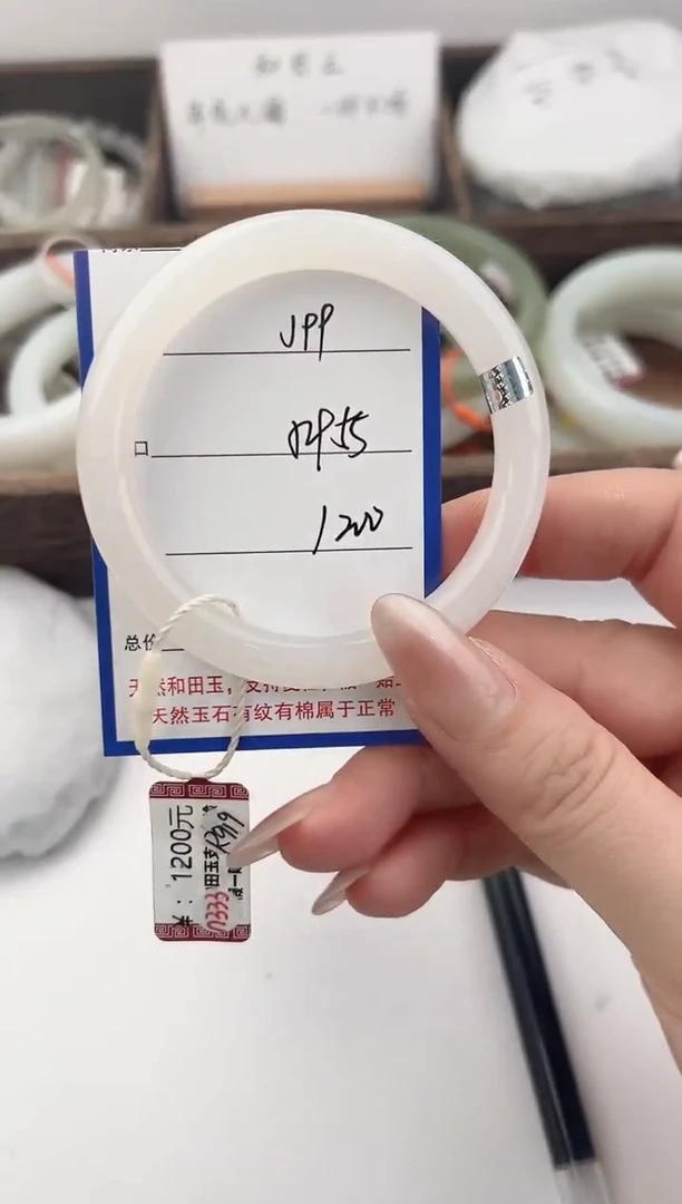未镶嵌手镯和田玉99颜色微差无瑕疵