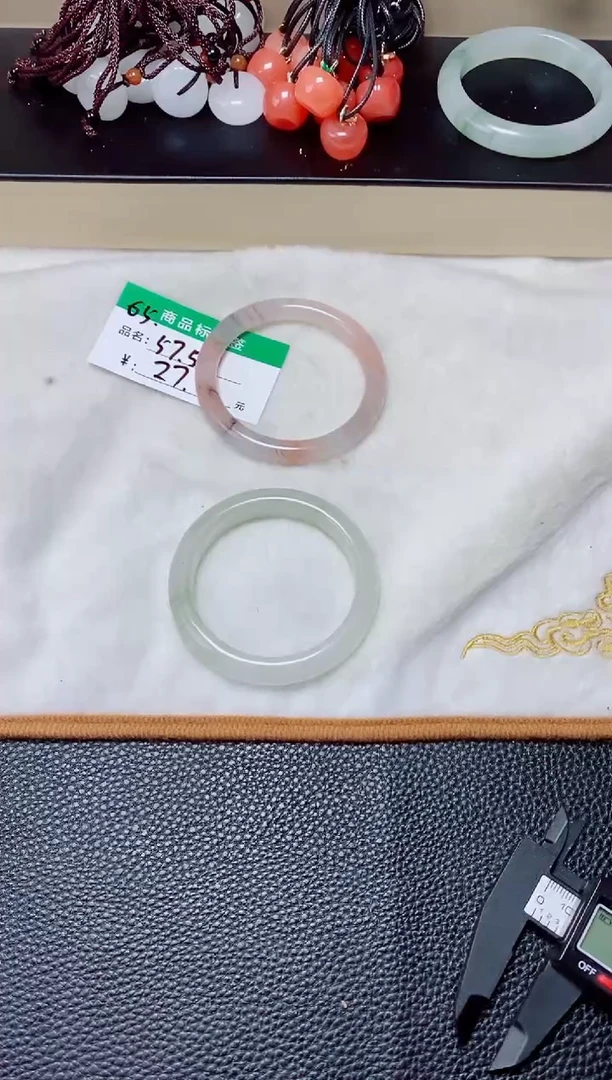 石英质玉（天山翠）手镯未镶嵌66  5556