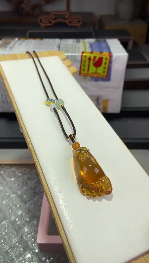 琥珀颈饰未镶嵌知足常乐