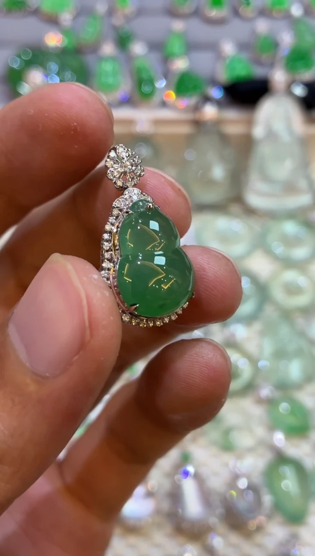 吊坠(不含链)18K金镶嵌翡翠葫芦