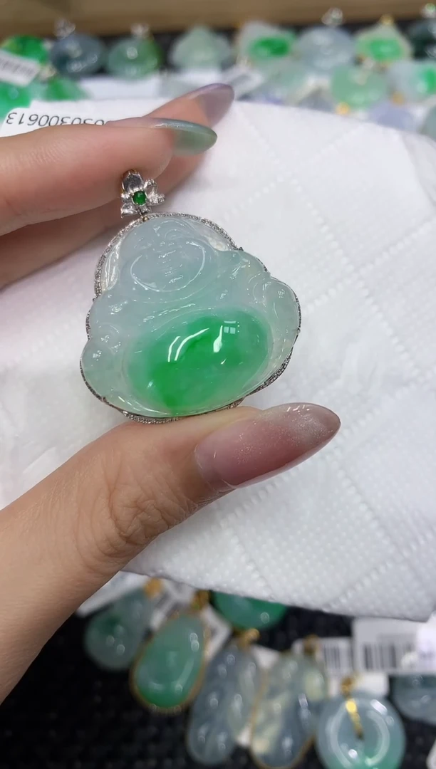 翡翠18K金镶嵌颈饰111111111111