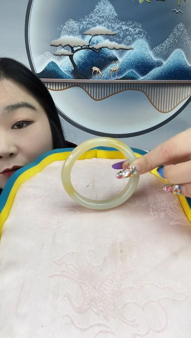 未镶嵌一口糖密玉（石英质玉）贺****?贺~加贝