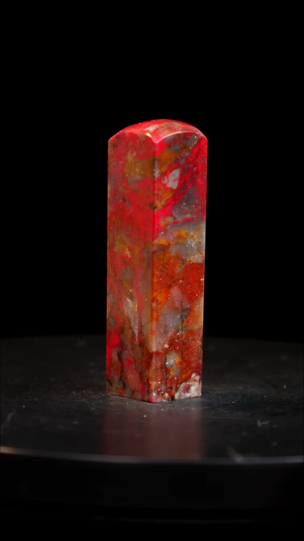 昌化石牛角鸡血石