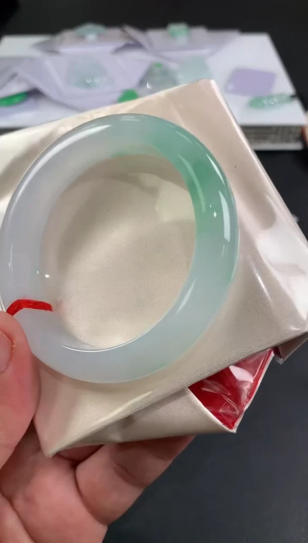 未镶嵌手镯翡翠茂****。翡翠