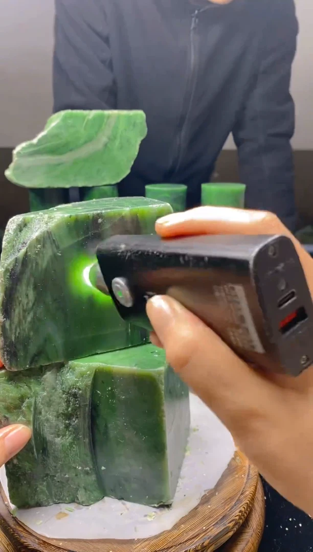 未镶嵌和田玉（碧玉）珠宝半成品1