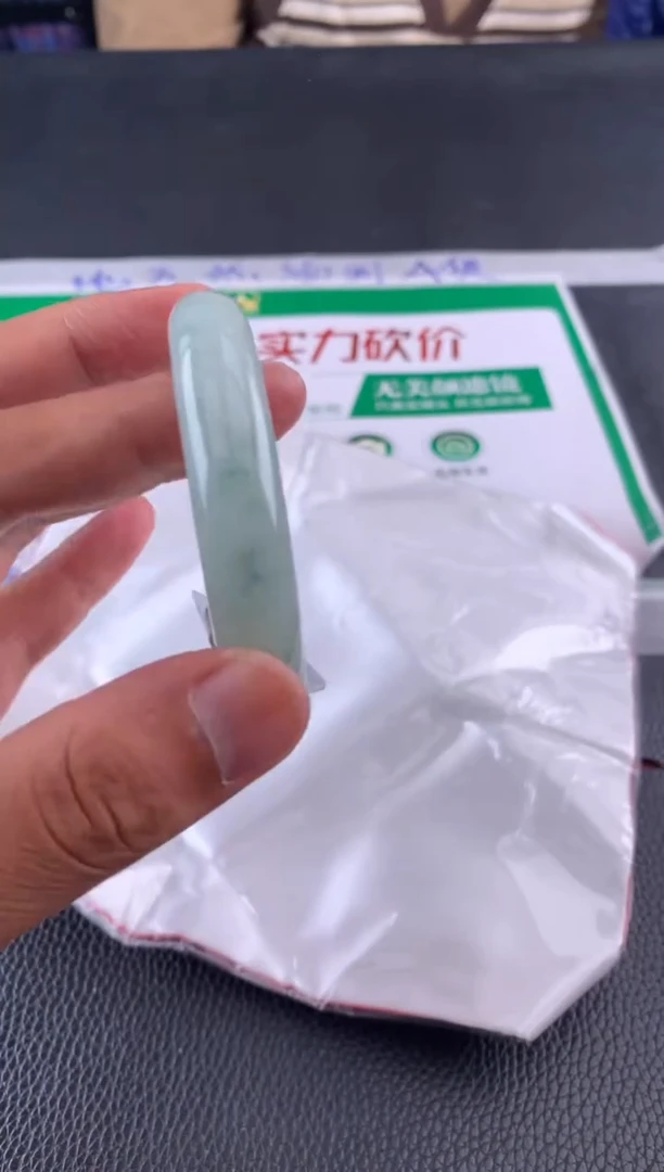 翡翠手镯未镶嵌天然A货翡翠