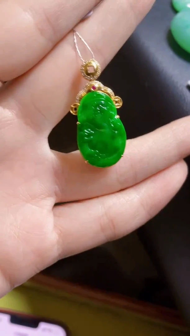 颈饰18K金镶嵌翡翠财神