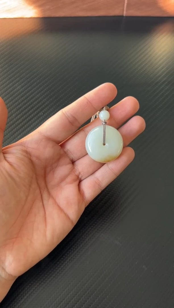 吊坠(赠链)未镶嵌和田玉且末微色差就按平安扣k