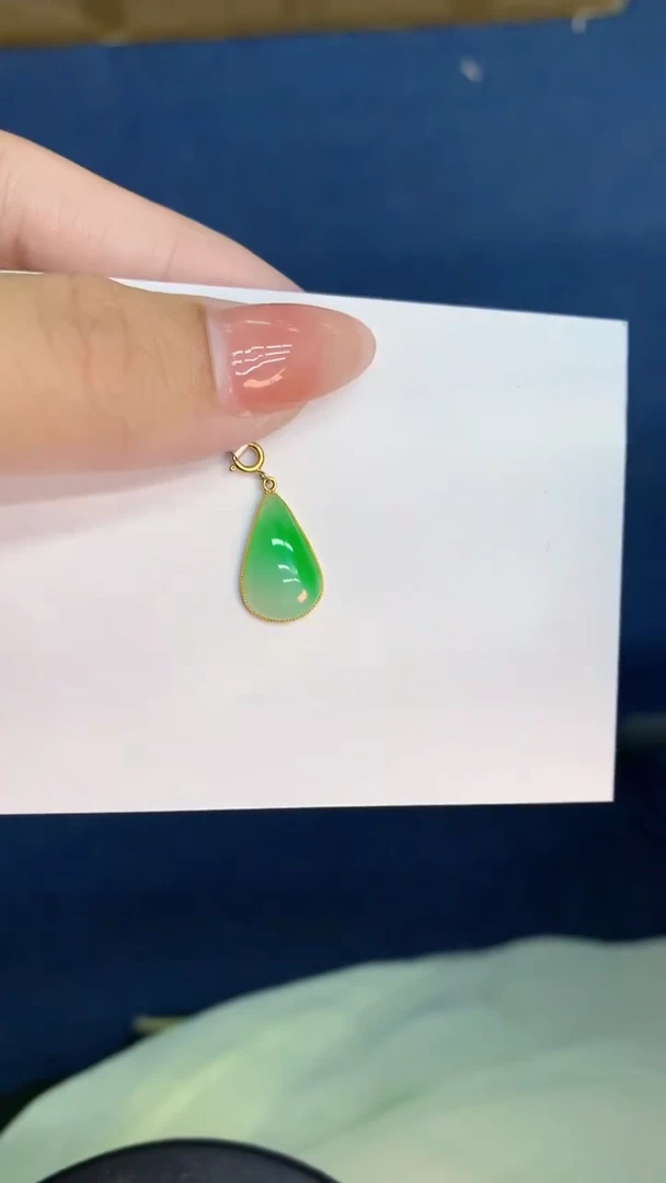 翡翠18K金镶嵌颈饰           1