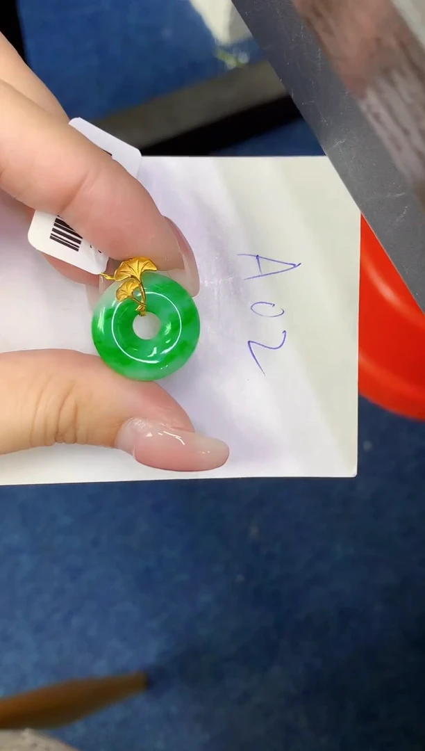 翡翠18K金镶嵌颈饰缅甸天然翡翠A货