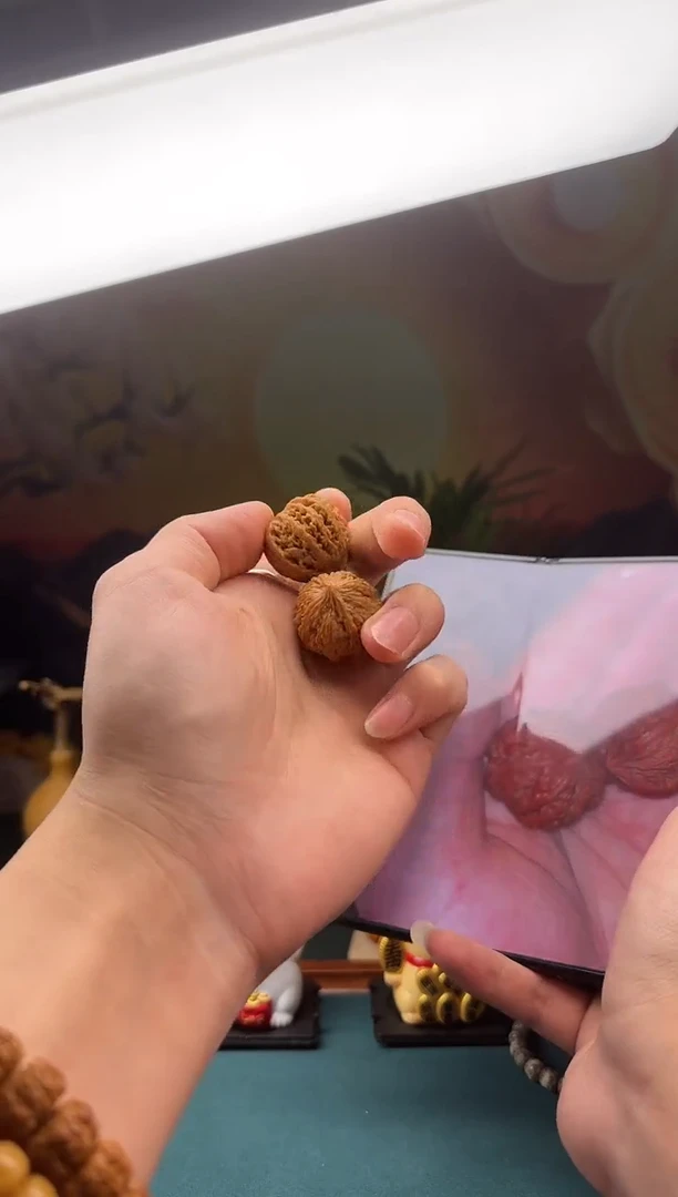 【闪购商品】文玩核桃吊坠小秋子一对（小手捻）