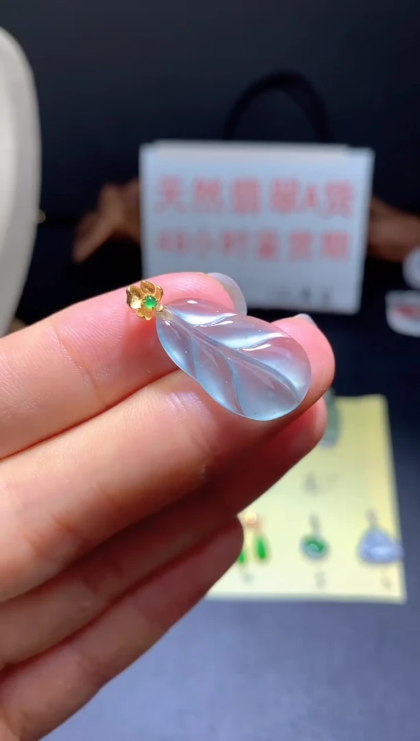 翡翠18K金镶嵌颈饰翡翠吊坠