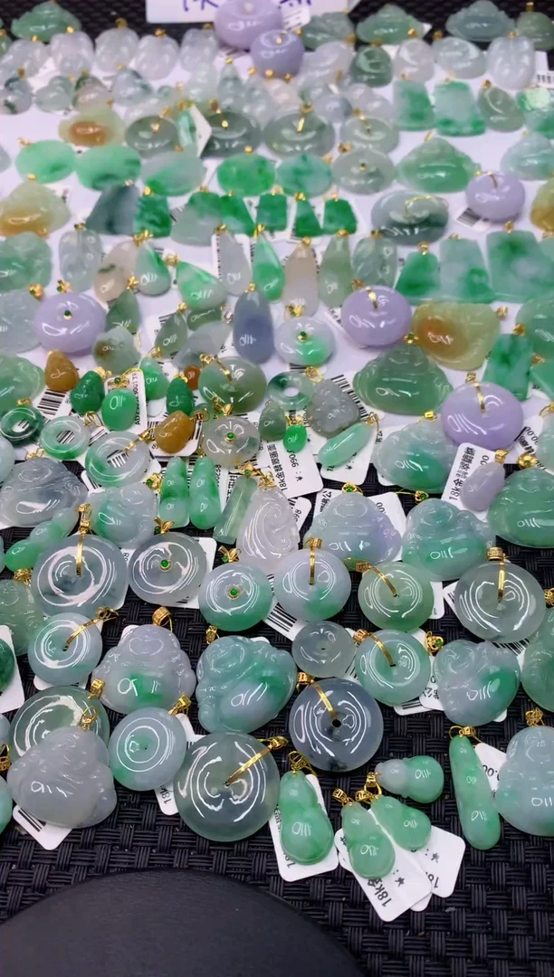 翡翠18K金镶嵌颈饰1111111111