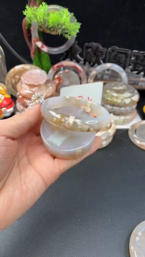 未镶嵌手镯（圆镯）石英质玉54