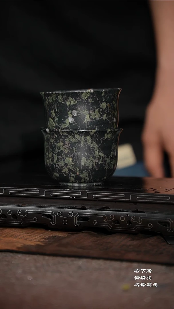 世**边两个铃铛杯（安山）